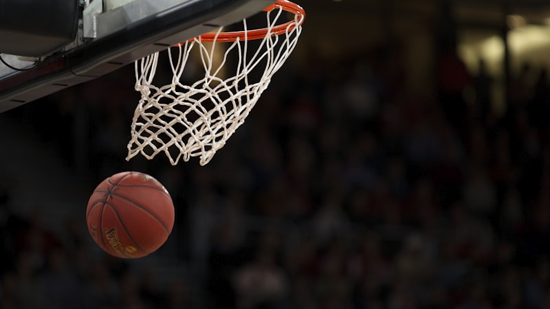 NBA总决赛洛杉矶湖人队与金州勇士队激烈比赛